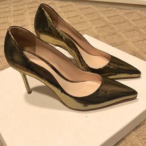 Gold Schutz pumps!